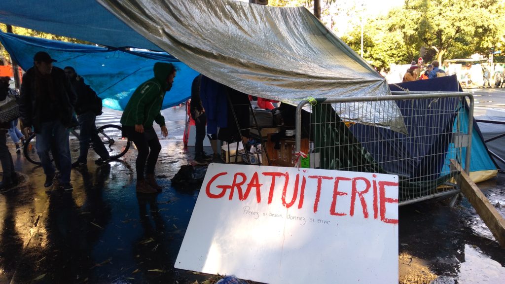 « Prenez si besoin, donnez si envie » indique la pancarte de la gratuiterie. // Source : Numerama « Prenez si besoin, donnez si envie » indique la pancarte de la gratuiterie. // Source : Numerama