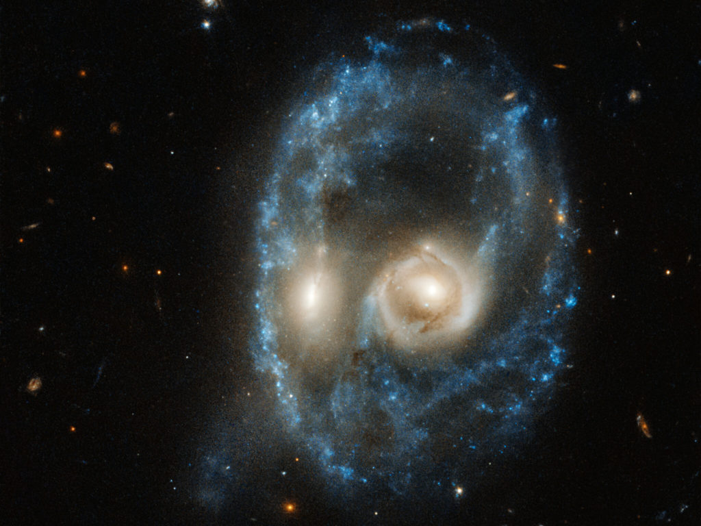 Dans ce cliché du téléscope spatial Hubble, on croirait voir le visage d'un monstre spatial. C'est en fait la collision entre deux galaxies de la même taille. // Source : NASA, ESA, J. Dalcanton, B.F. Williams, and M. Durbin (University of Washington) Dans ce cliché du téléscope spatial Hubble, on croirait voir le visage d'un monstre spatial. C'est en fait la collision entre deux galaxies de la même taille. // Source : NASA, ESA, J. Dalcanton, B.F. Williams, and M. Durbin (University of Washington)