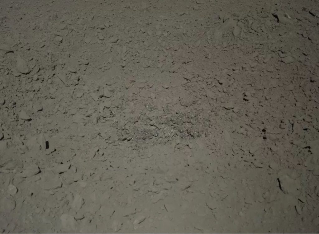 Au centre, la fameuse substance qui est en fait du verre d'impact. // Source : CNSA/CLEP Au centre, la fameuse substance qui est en fait du verre d'impact. // Source : CNSA/CLEP