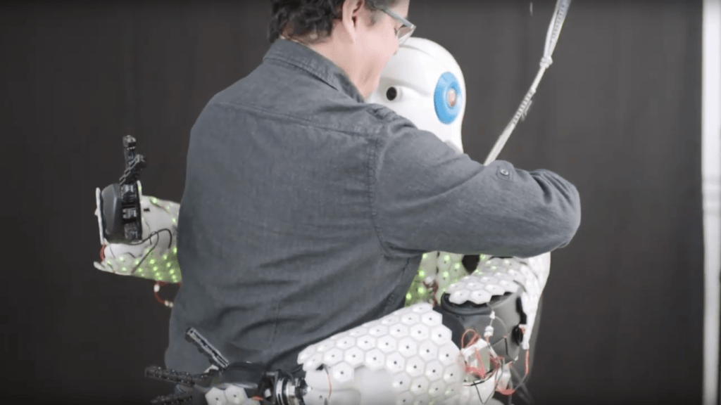 Le professeur Cheng en train de faire un câlin à H-1... // Source : Capture Youtube / TUMuenchen Le professeur Cheng en train de faire un câlin à H-1... // Source : Capture Youtube / TUMuenchen
