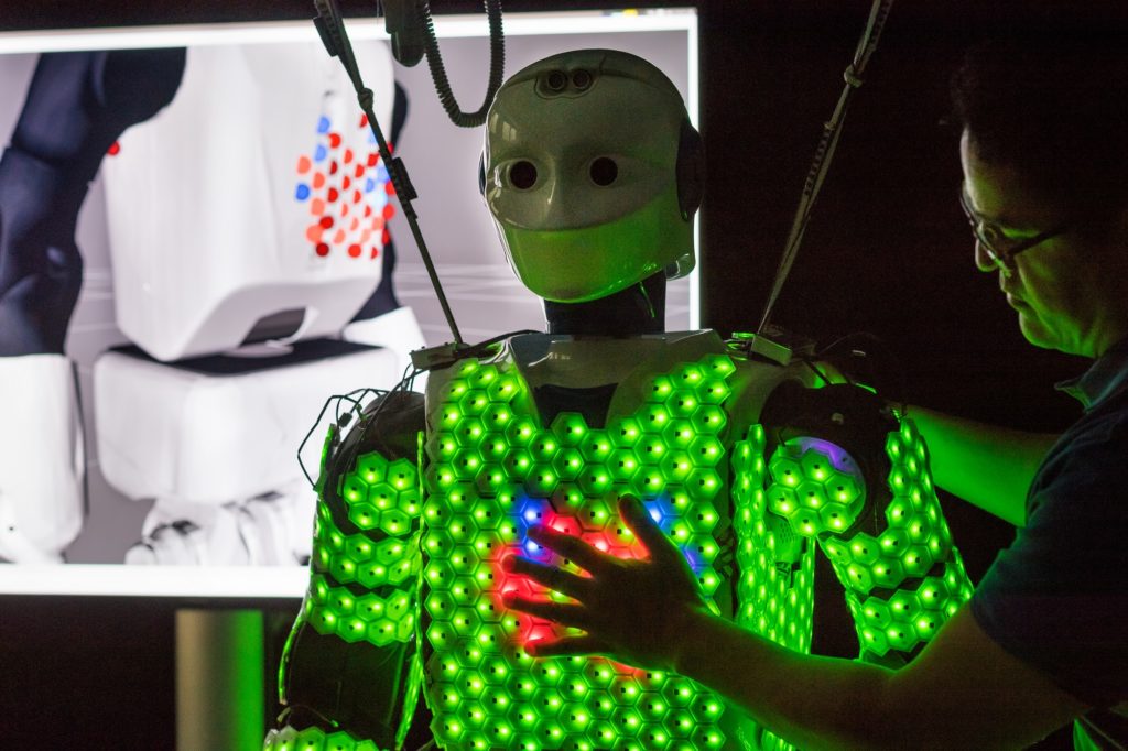 La réaction de la peau artificielle du robot H-1 quand on la touche. // Source : Astrid Eckert / TUM La réaction de la peau artificielle du robot H-1 quand on la touche. // Source : Astrid Eckert / TUM