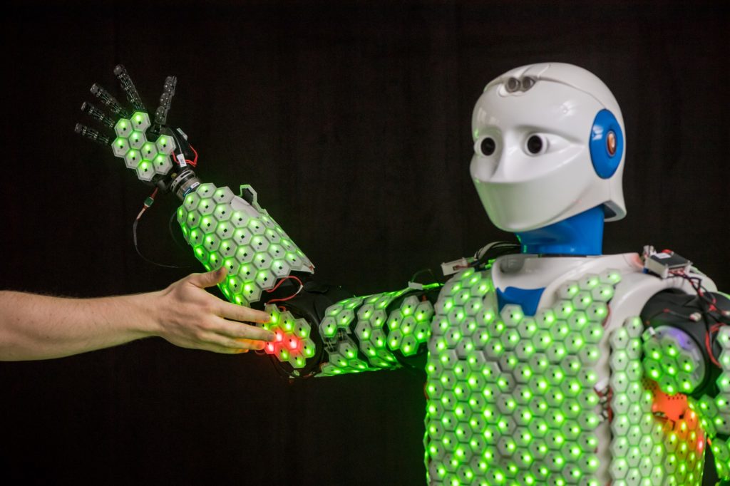 H-1 est un robot androïde recouvert d'une peau artificielle sur (presque) tout le corps. // Source : Astrid Eckert / TUM H-1 est un robot androïde recouvert d'une peau artificielle sur (presque) tout le corps. // Source : Astrid Eckert / TUM