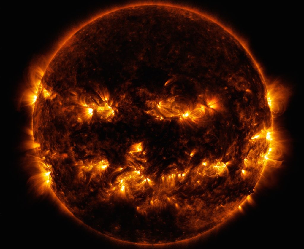 Le Soleil semble se transformer en lanterne-citrouille dans ce cliché de la Nasa. // Source : NASA/SDO Le Soleil semble se transformer en lanterne-citrouille dans ce cliché de la Nasa. // Source : NASA/SDO
