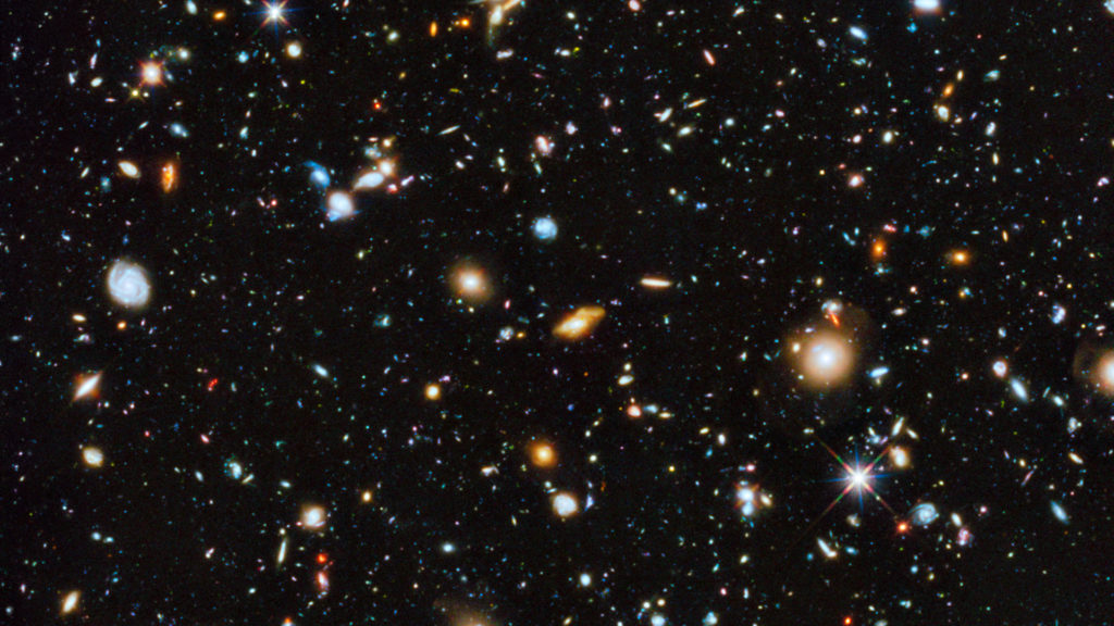 L'univers photographié par le télescope Hubble. // Source : NASA, ESA, IPAC/Caltech, STScI, Arizona State University L'univers photographié par le télescope Hubble. // Source : NASA, ESA, IPAC/Caltech, STScI, Arizona State University