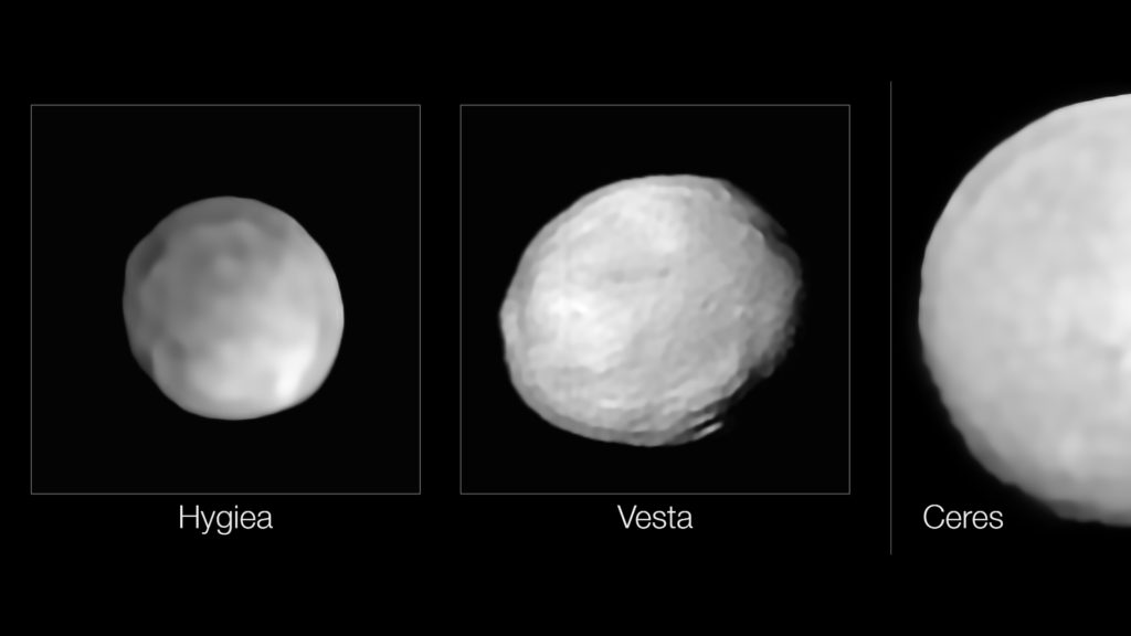 Hygiea, Vesta et Cérès. // Source : ESO/P. Vernazza et al., L. Jorda et al./MISTRAL algorithm (ONERA/CNRS) (photo recadrée) Hygiea, Vesta et Cérès. // Source : ESO/P. Vernazza et al., L. Jorda et al./MISTRAL algorithm (ONERA/CNRS) (photo recadrée)