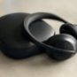 Casque Bose Headphones 700 et sa pochette // Source : Numerama