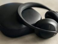 Casque Bose Headphones 700 et sa pochette // Source : Numerama