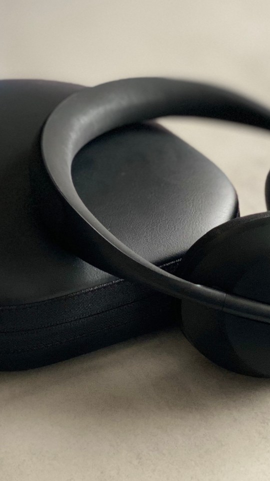 Casque Bose Headphones 700 et sa pochette // Source : Numerama