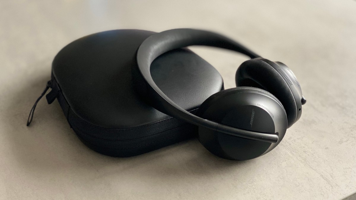 Casque Bose Headphones 700 et sa pochette // Source : Numerama Casque Bose Headphones 700 et sa pochette // Source : Numerama