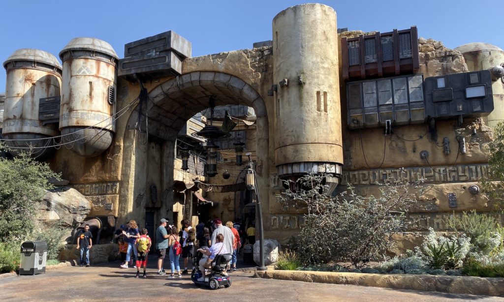 Zone Galaxy’s Edge Star Wars du parc Disney de Californie // Source : Maxime Claudel / Numerama Zone Galaxy’s Edge Star Wars du parc Disney de Californie // Source : Maxime Claudel / Numerama