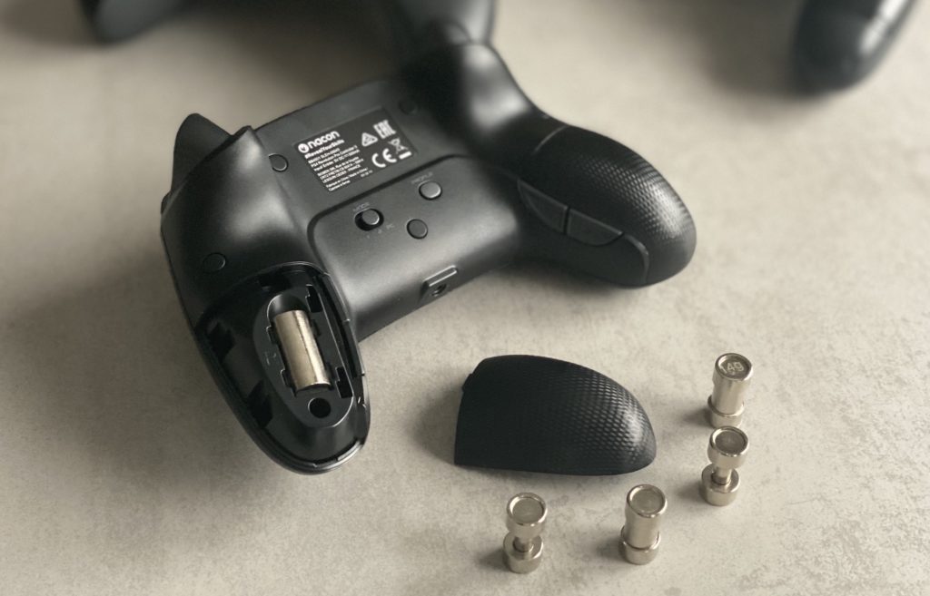 Les petits poids de la manette Nacon Pro Revolution Controller 3 // Source : Maxime Claudel pour Numerama Les petits poids de la manette Nacon Pro Revolution Controller 3 // Source : Maxime Claudel pour Numerama