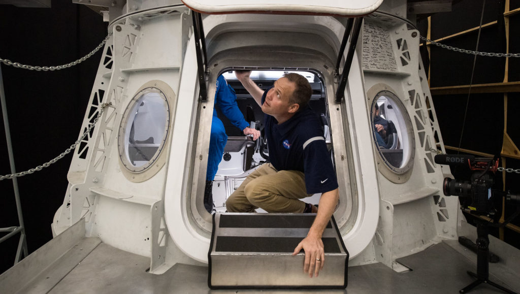 Jim Bridenstine (administrateur de la Nasa) visitant la capsule de SpaceX. // Source : Aubrey Gemignani