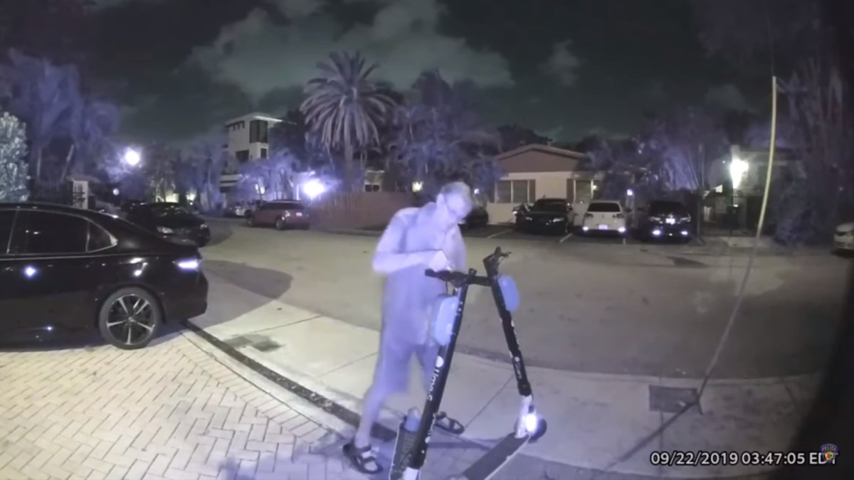 Le suspect en pleine action. // Source : Capture d'écran YouTube / FLPDPIO Le suspect en pleine action. // Source : Capture d'écran YouTube / FLPDPIO