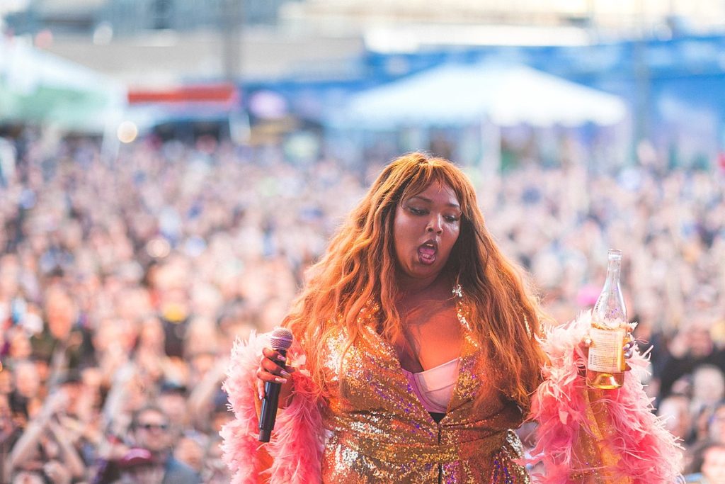 Lizzo lors d'un festival. // Source : Wikicommons Lizzo lors d'un festival. // Source : Wikicommons