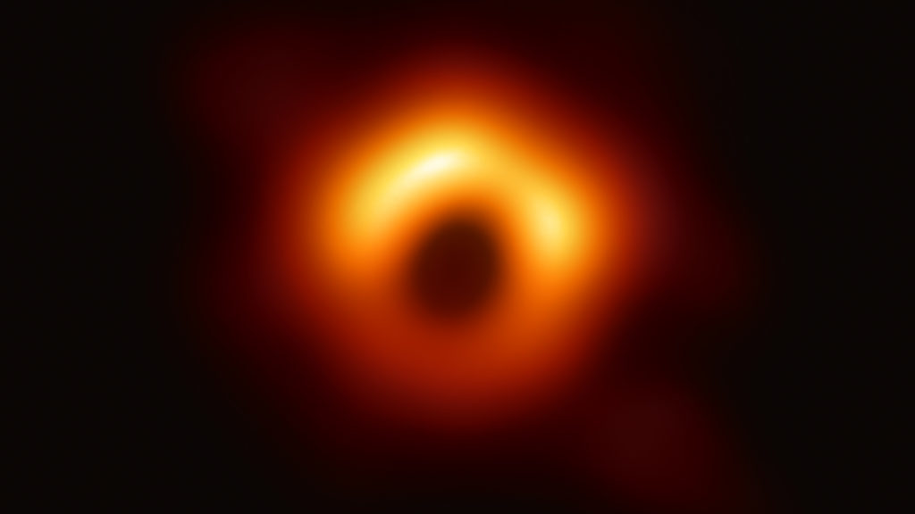 La première image d'un trou noir. // Source : Wikimedia/CC/Event Horizon Telesccope (photo recadrée et modifiée) La première image d'un trou noir. // Source : Wikimedia/CC/Event Horizon Telesccope (photo recadrée et modifiée)