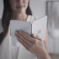 Le Surface Duo, une fois en main. // Source : Microsoft Le Surface Duo, une fois en main. // Source : Microsoft