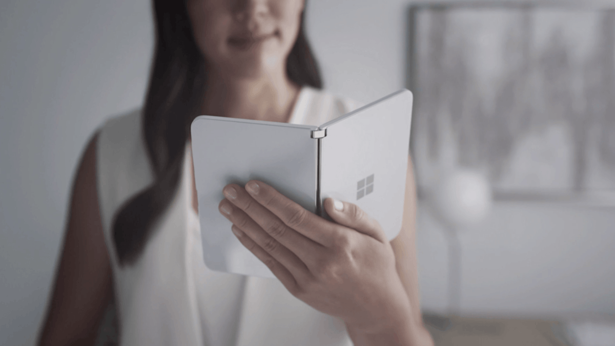 Le Surface Duo, une fois en main. // Source : Microsoft Le Surface Duo, une fois en main. // Source : Microsoft