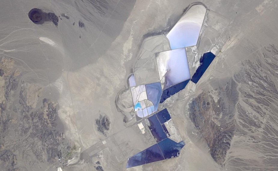 Exemple d'une mine de lithium, ici à Silver Peak, Nevada. // Source : Nasa Exemple d'une mine de lithium, ici à Silver Peak, Nevada. // Source : Nasa