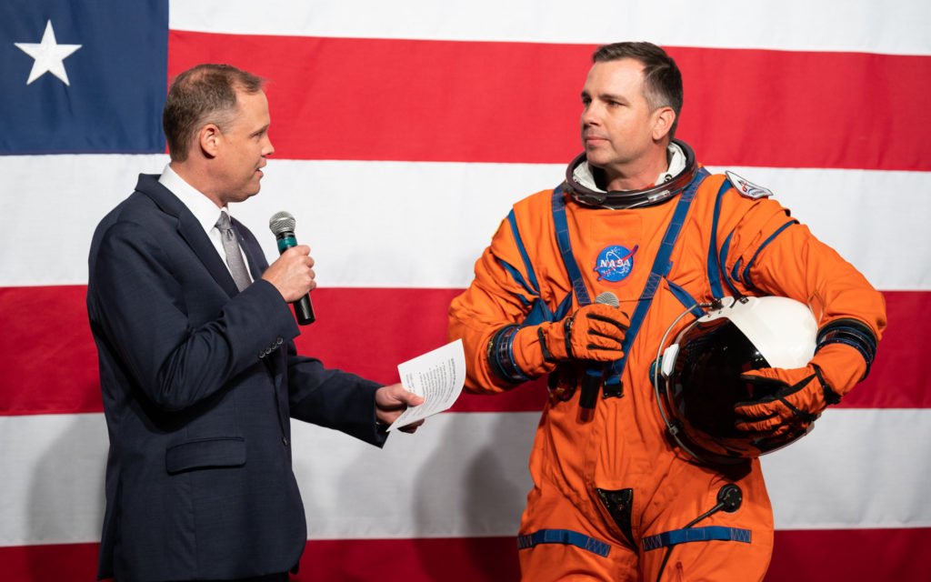 Le chef du projet Orion Crew Survival Suit, Dustin Gohmert, portait la combinaison. À gauche, l'administrateur de la Nasa, Jim Bridenstine. // Source : Nasa Le chef du projet Orion Crew Survival Suit, Dustin Gohmert, portait la combinaison. À gauche, l'administrateur de la Nasa, Jim Bridenstine. // Source : Nasa