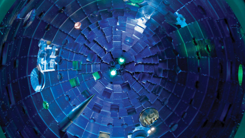 La chambre du National Ignition Facility. // Source : Wikimedia/CC/Lawrence Livermore National Security (photo recadrée) La chambre du National Ignition Facility. // Source : Wikimedia/CC/Lawrence Livermore National Security (photo recadrée)