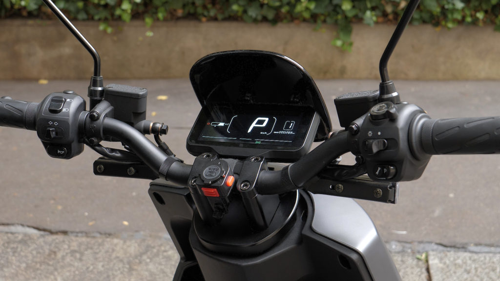 Le scooter électrique LVE S5 // Source : Louise Audry pour Vroom/Numerama