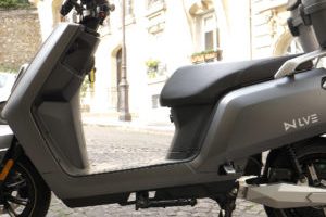 Le scooter électrique LVE S5 // Source : Louise Audry pour Vroom/Numerama