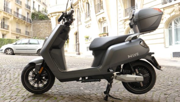 Le scooter électrique LVE S5 // Source : Louise Audry pour Vroom/Numerama