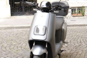 Le scooter électrique LVE S5 // Source : Louise Audry pour Vroom/Numerama Le scooter électrique LVE S5 // Source : Louise Audry pour Vroom/Numerama