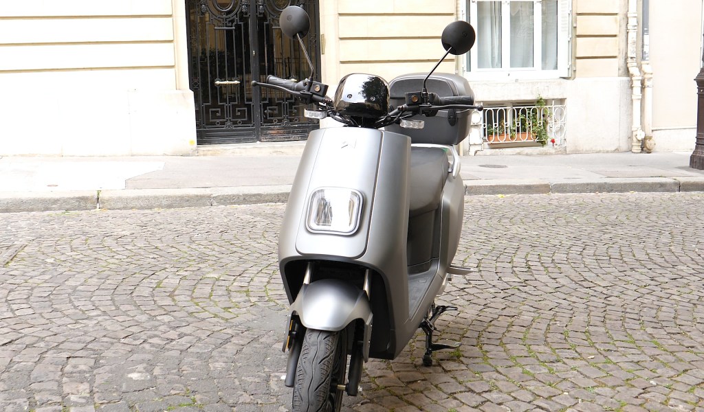 Le scooter électrique LVE S5 // Source : Louise Audry pour Vroom/Numerama