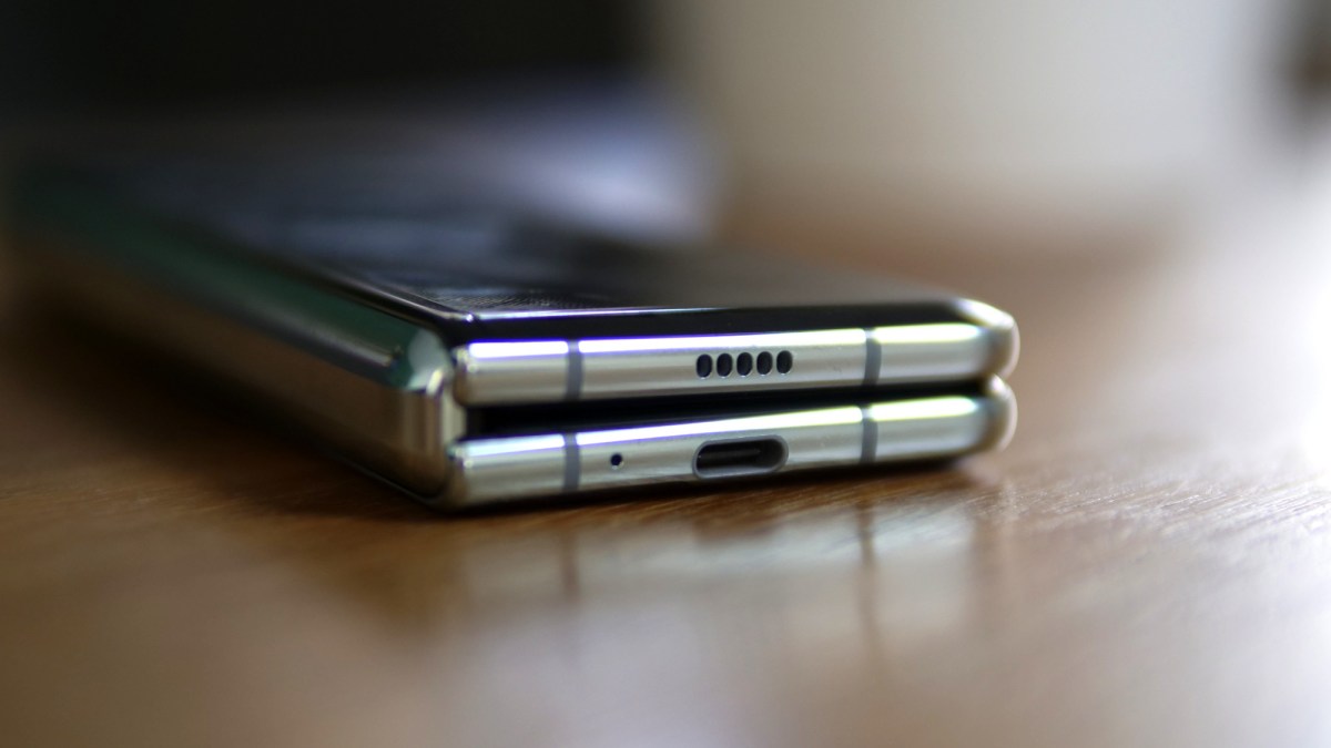 Samsung Galaxy Fold // Source : Louise Audry pour Numerama Samsung Galaxy Fold // Source : Louise Audry pour Numerama