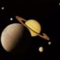 Saturne et ses lunes. // Source : Good Free Photos, Domaine public (photo recadrée)