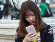 Une femme utilisant un smartphone. Image d'illustration. // Source : Needpix