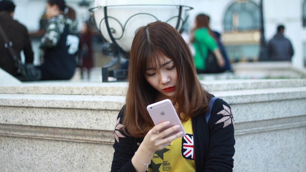 Une femme utilisant un smartphone. Image d'illustration. // Source : Needpix Une femme utilisant un smartphone. Image d'illustration. // Source : Needpix