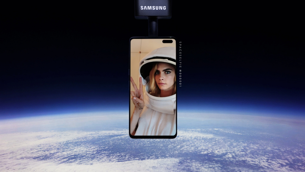 L'ouverture de la campagne Space Selfie, avec Cara Delevingne. // Source : Samsung L'ouverture de la campagne Space Selfie, avec Cara Delevingne. // Source : Samsung