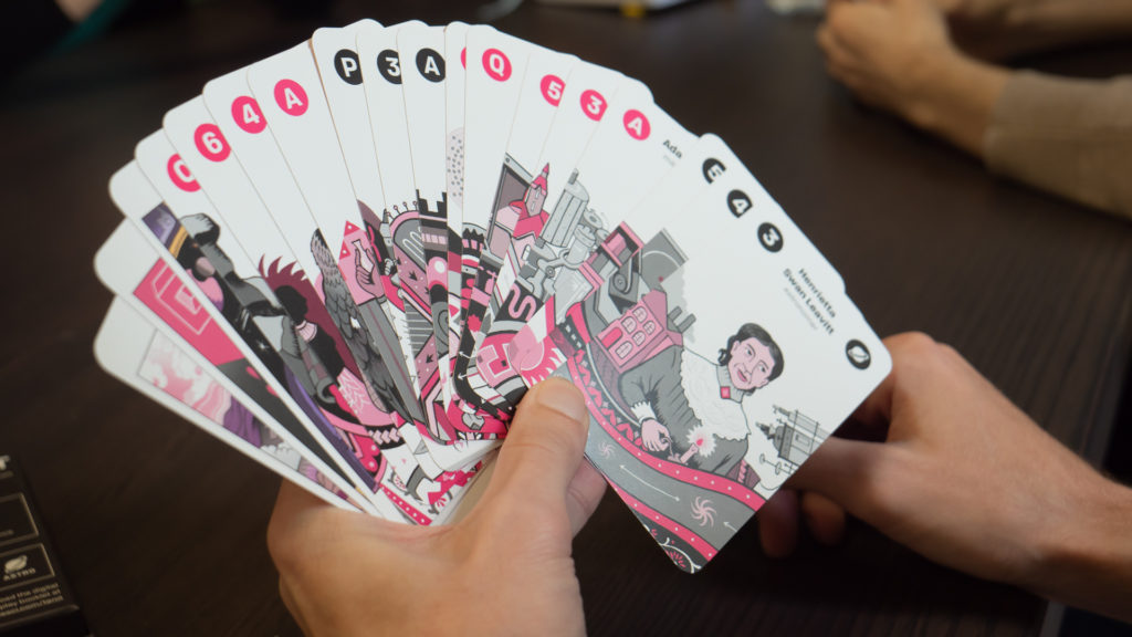 Classer et tenir les cartes est assez fastidieux. // Source : Photo Léa Hamadi pour Numerama Classer et tenir les cartes est assez fastidieux. // Source : Photo Léa Hamadi pour Numerama
