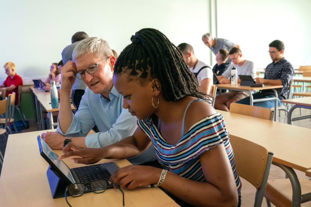 Le patron d'Apple sur les bancs d'une fac // Source : Apple Le patron d'Apple sur les bancs d'une fac // Source : Apple