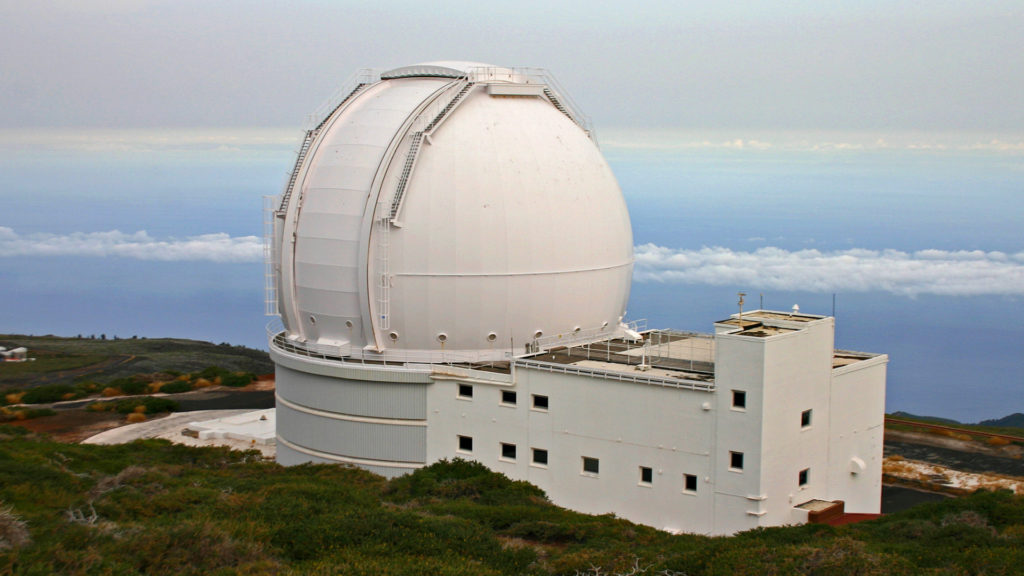 Le dôme du Télescope William Herschel. // Source : Wikimedia/CC/H. Raab (photo recadrée) Le dôme du Télescope William Herschel. // Source : Wikimedia/CC/H. Raab (photo recadrée)