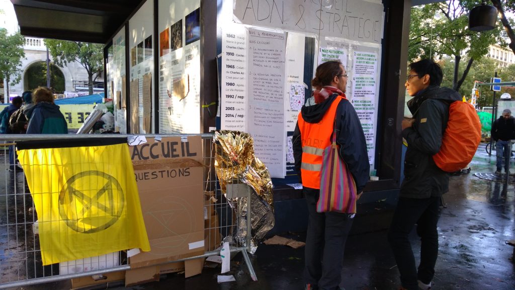 Il y a un lieu d'accueil, en plein milieu de la ZAD, pour s'informer sur le mouvement et poser des questions. // Source : Numerama Il y a un lieu d'accueil, en plein milieu de la ZAD, pour s'informer sur le mouvement et poser des questions. // Source : Numerama