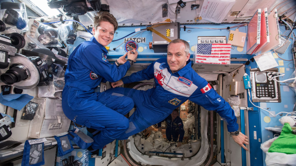 Les astronautes Anne McClain et David Saint-Jacques dans l'ISS en décembre 2018. // Source : Wikimedia/CC/NASA (photo recadrée) Les astronautes Anne McClain et David Saint-Jacques dans l'ISS en décembre 2018. // Source : Wikimedia/CC/NASA (photo recadrée)