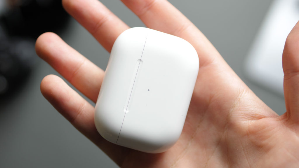 Apple AirPods Pro // Source : Louise Audry pour Numerama Apple AirPods Pro // Source : Louise Audry pour Numerama