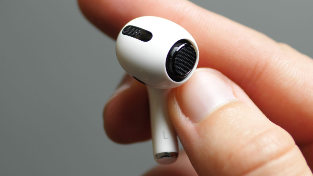 Apple AirPods Pro // Source : Louise Audry pour Numerama Apple AirPods Pro // Source : Louise Audry pour Numerama