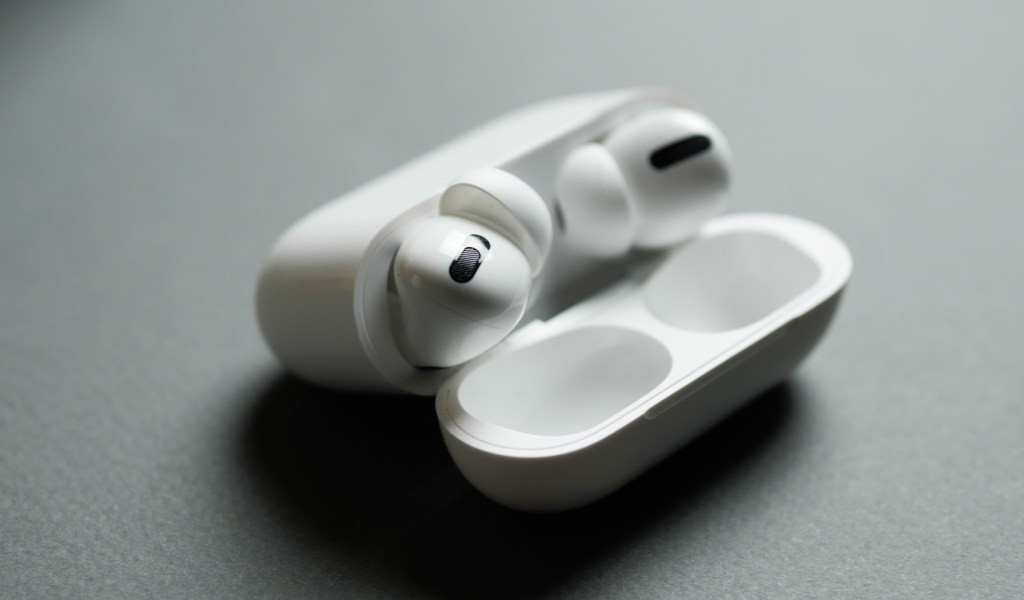 Apple AirPods Pro // Source : Louise Audry pour Numerama Apple AirPods Pro // Source : Louise Audry pour Numerama