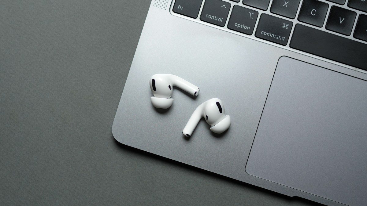 Apple AirPods Pro // Source : Louise Audry pour Numerama Apple AirPods Pro // Source : Louise Audry pour Numerama