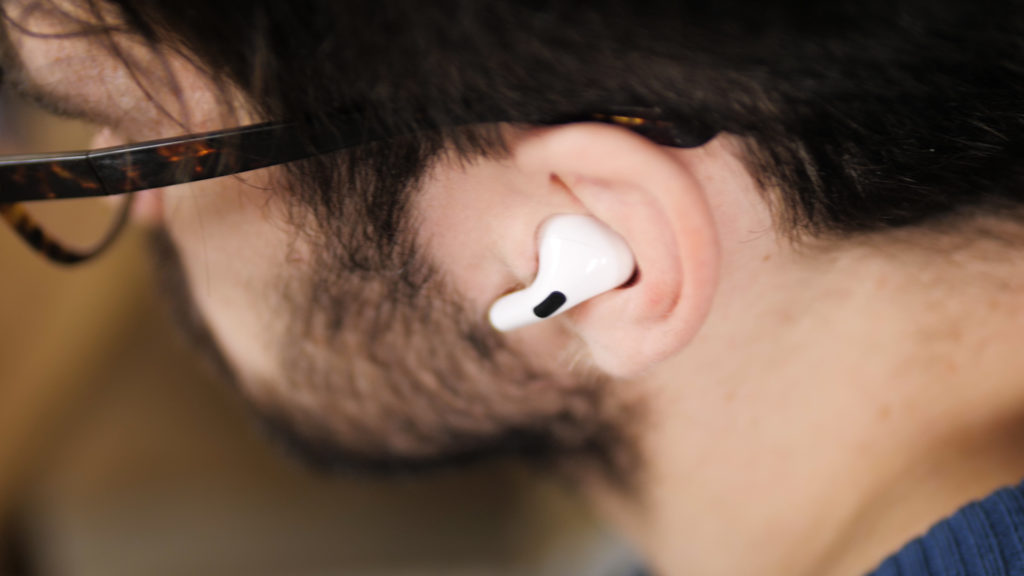 Apple AirPods Pro // Source : Louise Audry pour Numerama Apple AirPods Pro // Source : Louise Audry pour Numerama