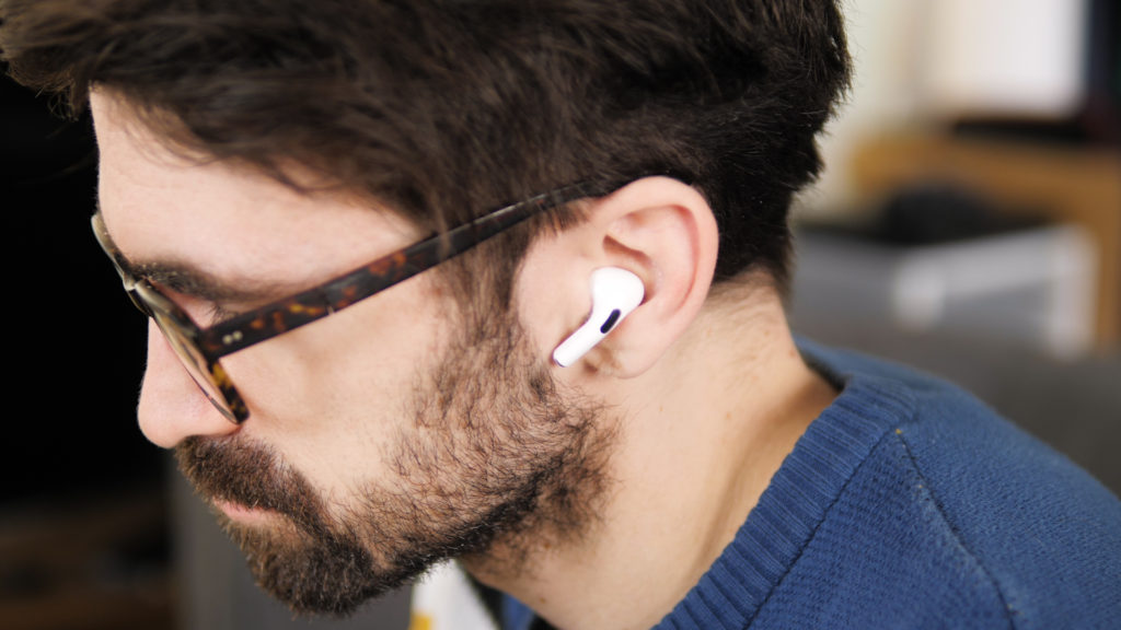 Apple AirPods Pro // Source : Louise Audry pour Numerama Apple AirPods Pro // Source : Louise Audry pour Numerama