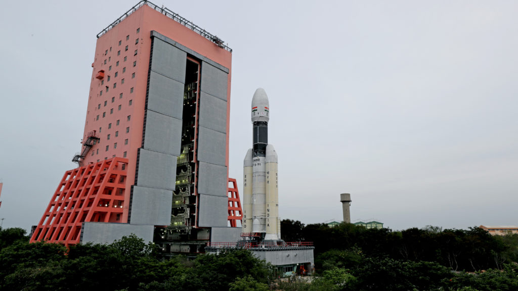 La fusée GSLV-Mk III qui a lancé Chandrayaan-2. // Source : ISRO (photo recadrée) La fusée GSLV-Mk III qui a lancé Chandrayaan-2. // Source : ISRO (photo recadrée)