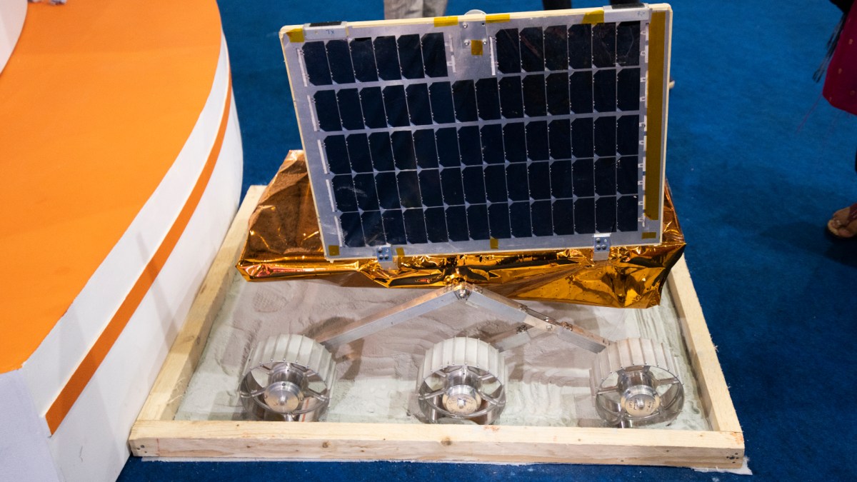 Un modèle de Chandrayaan-2 présenté lors d'une exposition. // Source : Wikimedia/CC/Dean Sumith (photo recadrée) Un modèle de Chandrayaan-2 présenté lors d'une exposition. // Source : Wikimedia/CC/Dean Sumith (photo recadrée)