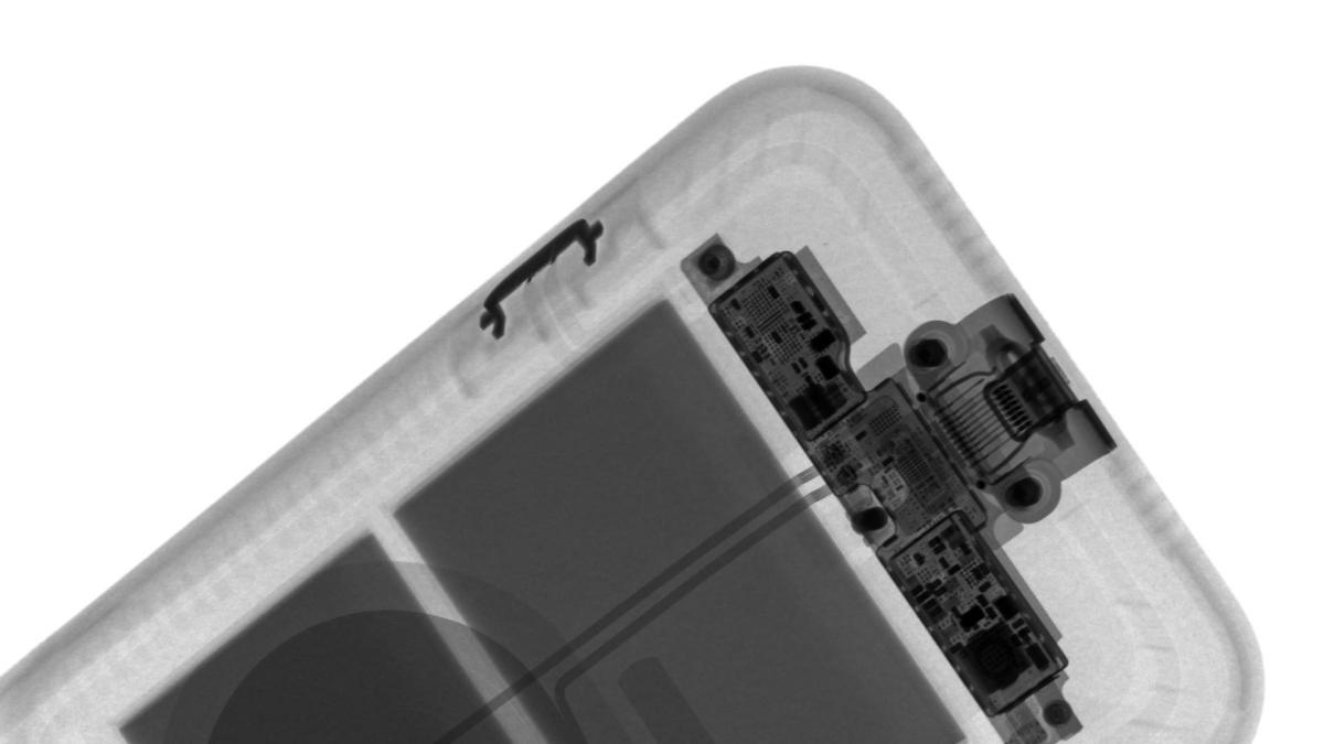 La Smart Battey Case d'Apple aux rayons X // Source : iFixit La Smart Battey Case d'Apple aux rayons X // Source : iFixit