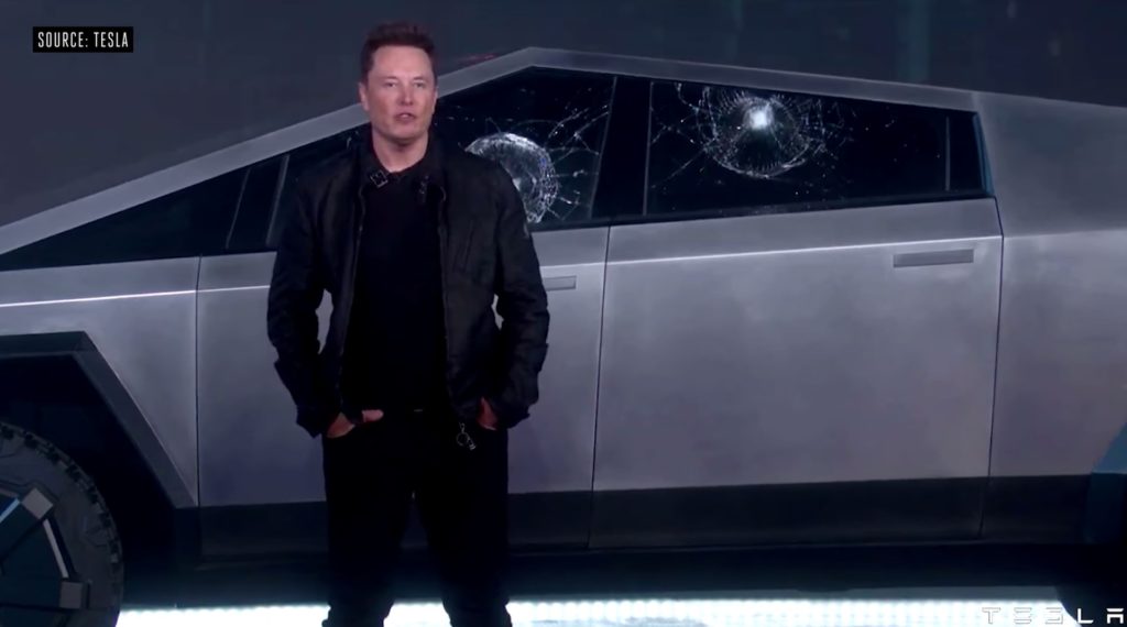 Elon Musk devant les vitres cassées de son CyberTruck // Source : YouTube/Tesla/TheVerge Elon Musk devant les vitres cassées de son CyberTruck // Source : YouTube/Tesla/TheVerge
