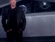 Elon Musk devant les vitres cassées de son CyberTruck // Source : YouTube/Tesla/TheVerge Elon Musk devant les vitres cassées de son CyberTruck // Source : YouTube/Tesla/TheVerge